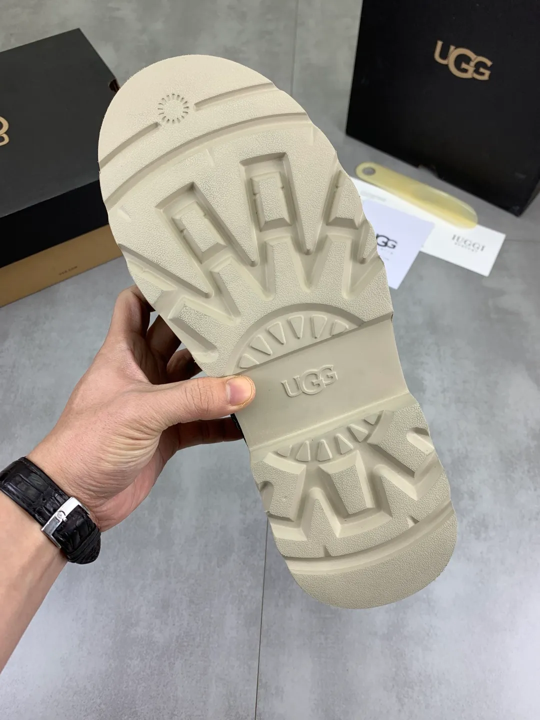 Men's men's shoes P620 New arrival🆕🆕🆕 IUGGI Men's British retro Martin boots Winter new men's outdoor hiking boots First layer of cowhide on the outside Wool on the inside Comfortable and warm Rubber sole sole Non-slip and firm Trendy and fashionable Casual and versatile Size: 39-44 (customized for 45) Color: two colors